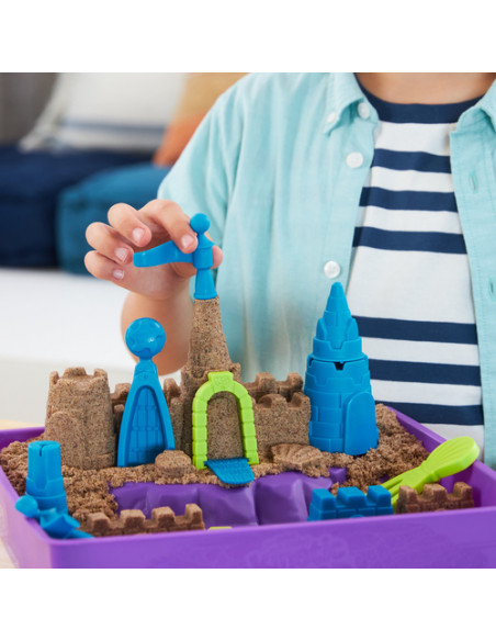 Kinetic Sand , Playset Regno di Sabbia, 1,13 kg di Sabbia Effetto Spiaggia, Formine e Accessori, Giochi Creativi per Bambini e B