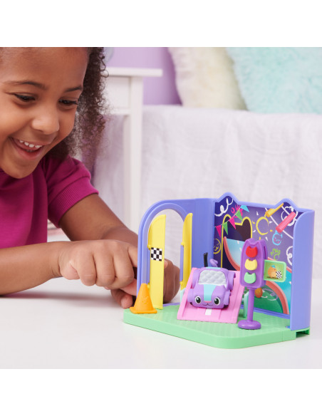 Gabby's Dollhouse , Stanza dei giochi Carlita Purr-ific con la macchinina giocattolo Carlita, accessori, mobili e scatola con so