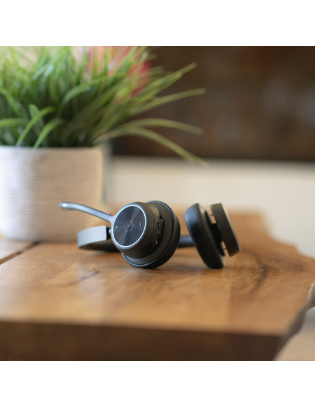 POLY Cuffie Voyager 4320 UC stereo USB-A + adattatore USB-A BT700 + supporto per ricarica