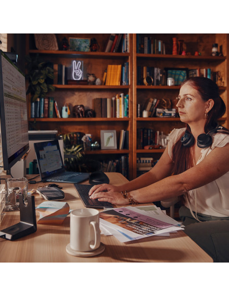 POLY Headset Voyager Focus 2-M certificato per Microsoft Teams con supporto per ricarica