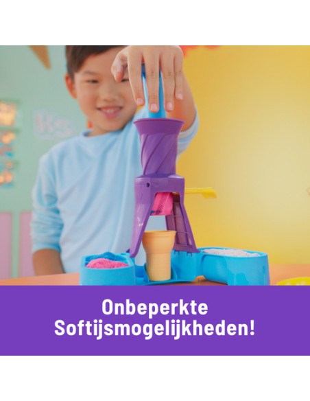 Kinetic Sand , Gelateria Colorata, Sabbia Cinetica Colorata, 396g di Sabbia Blu, Rosa e Bianca, 2 Coni Gelato Giocattolo, 2 Stru