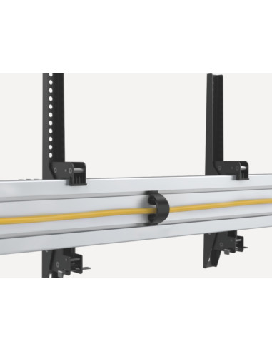 Equip Montaggio a soffitto a tre schermi da 45” a 50”