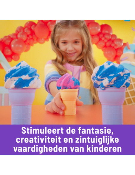 Kinetic Sand , Gelateria Colorata, Sabbia Cinetica Colorata, 396g di Sabbia Blu, Rosa e Bianca, 2 Coni Gelato Giocattolo, 2 Stru