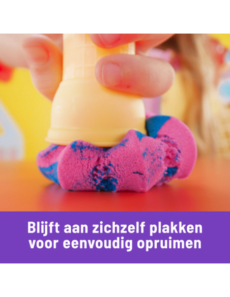 Kinetic Sand , Gelateria Colorata, Sabbia Cinetica Colorata, 396g di Sabbia Blu, Rosa e Bianca, 2 Coni Gelato Giocattolo, 2 Stru